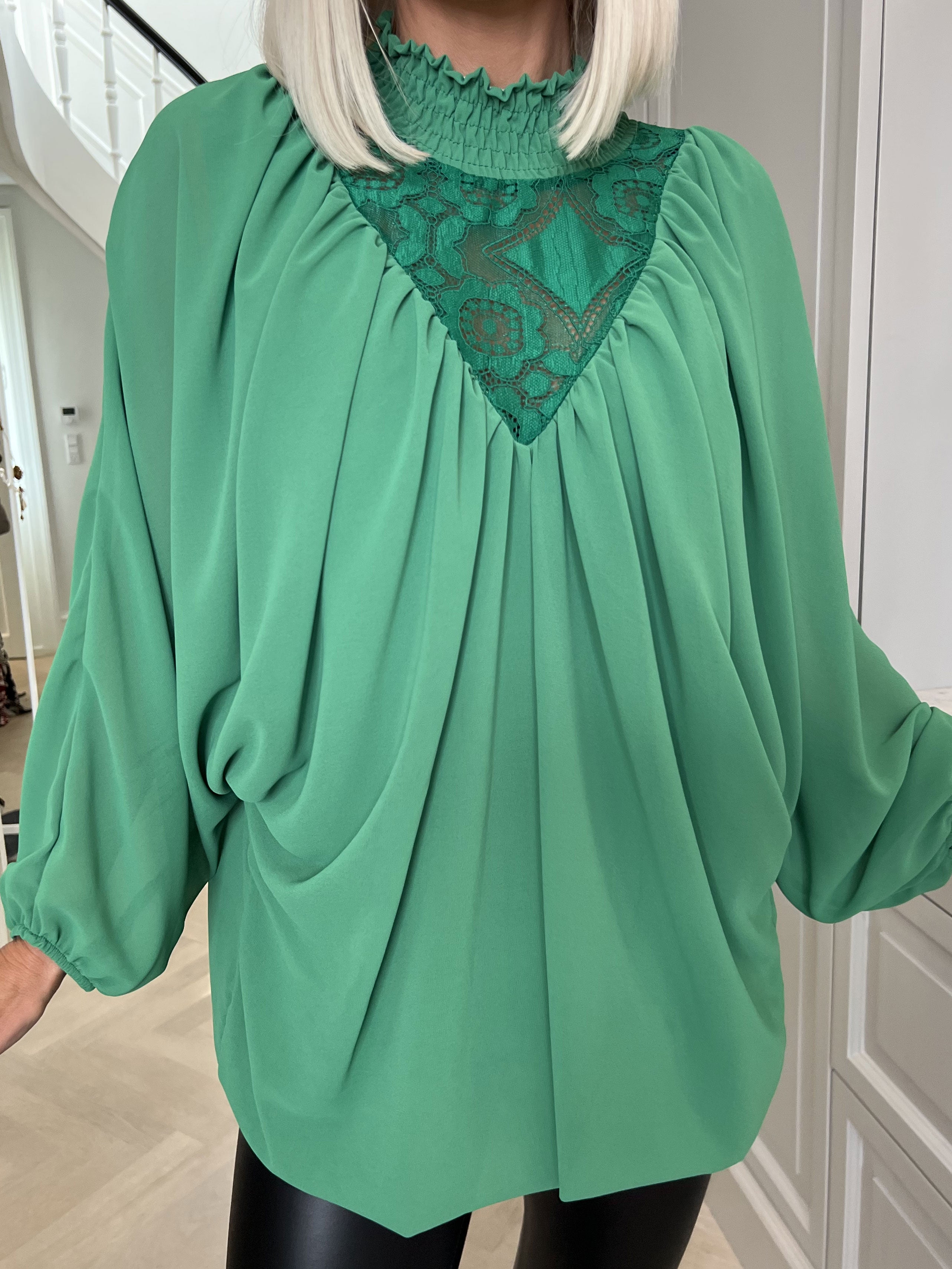 Edina - Sød bluse med vidde ballonærmer